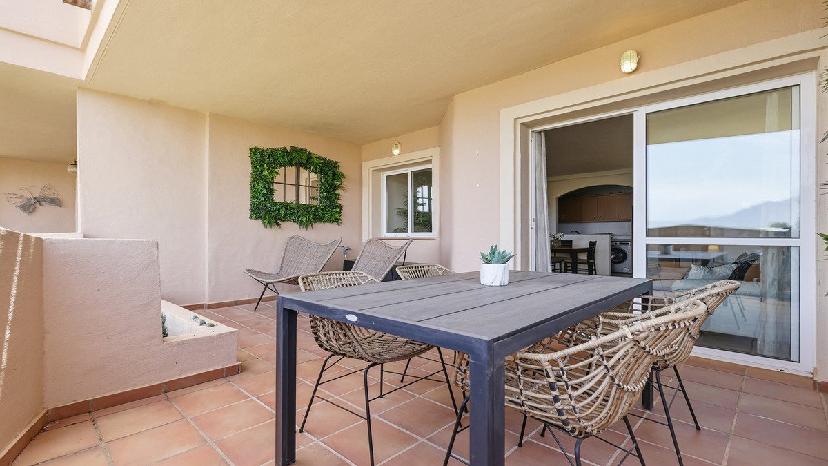 2 Bed Middle Floor Apartment in La Duquesa