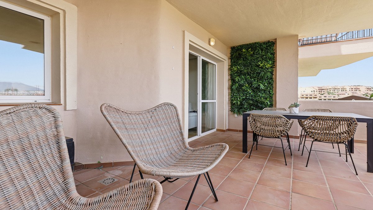 2 Bed Middle Floor Apartment in La Duquesa