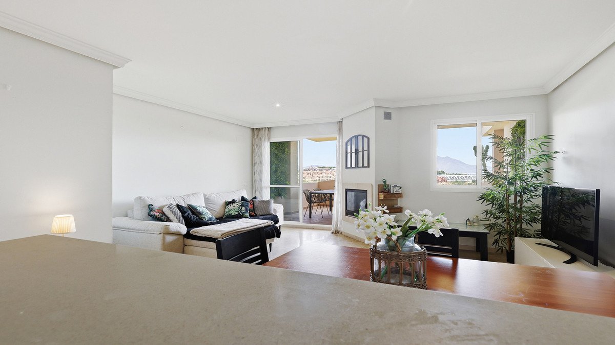 2 Bed Middle Floor Apartment in La Duquesa