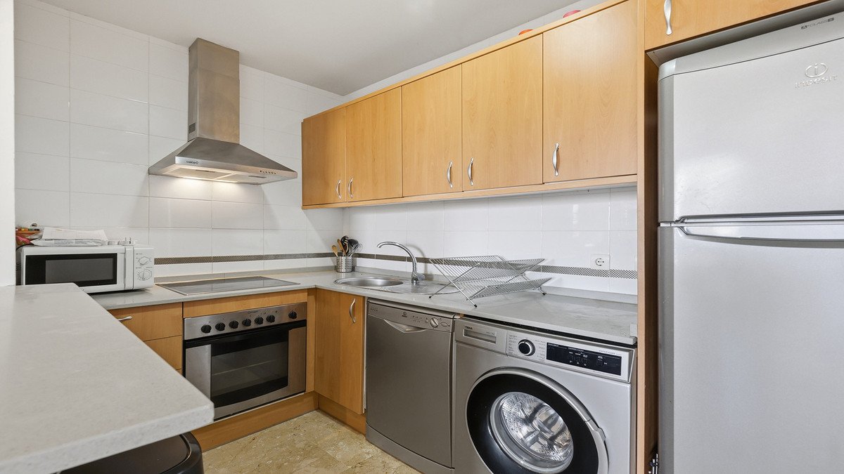 2 Bed Middle Floor Apartment in La Duquesa