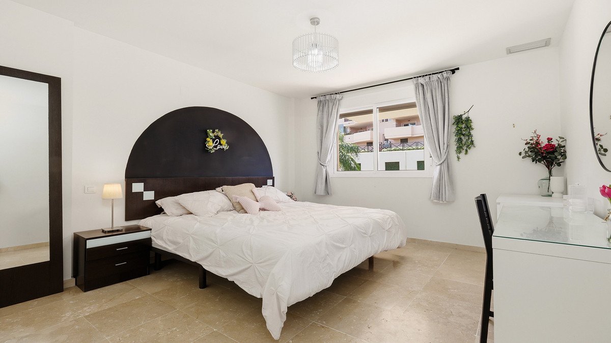 2 Bed Middle Floor Apartment in La Duquesa