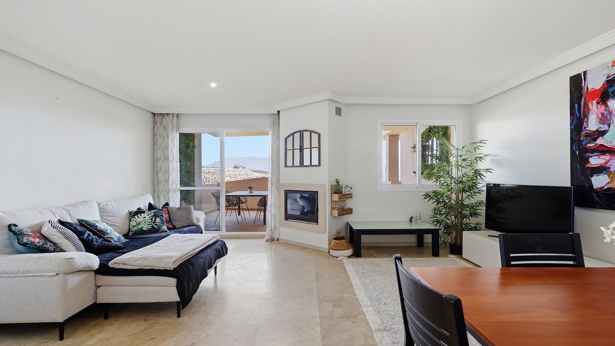 2 Bed Middle Floor Apartment in La Duquesa