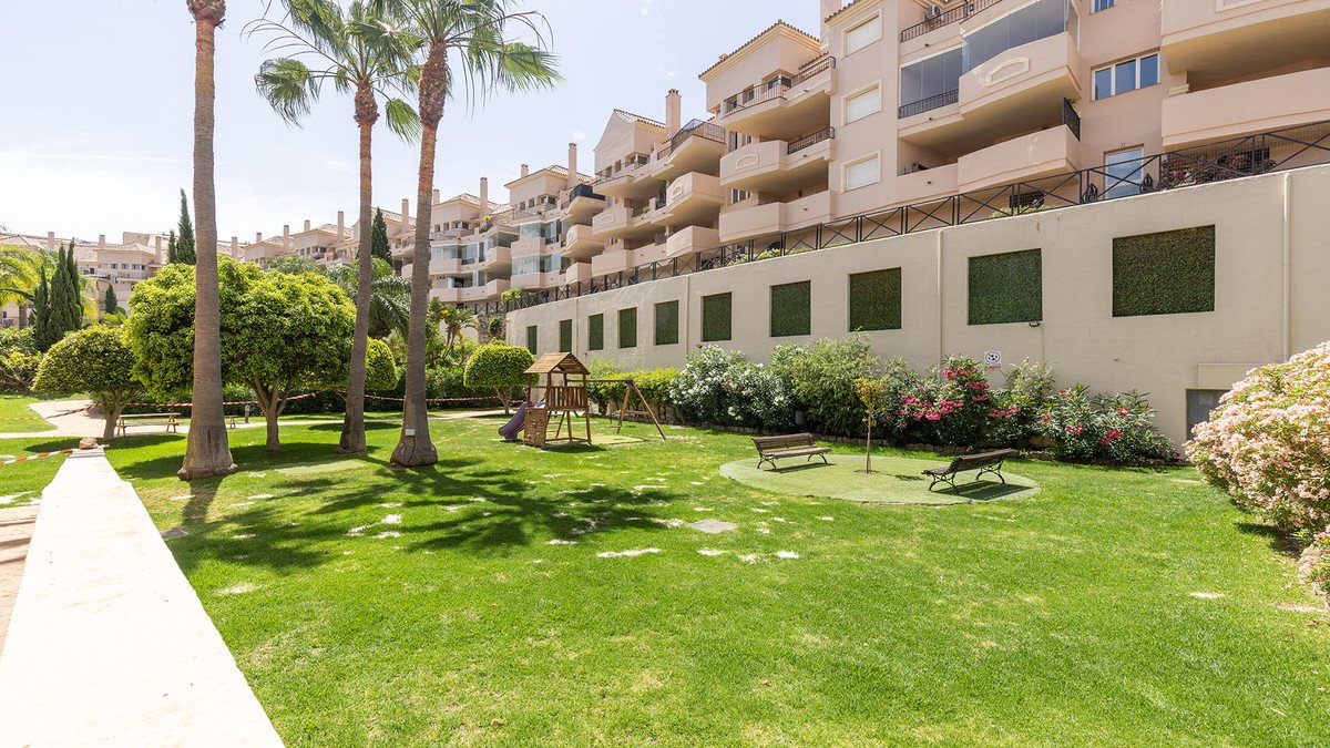 2 Bed Middle Floor Apartment in La Duquesa