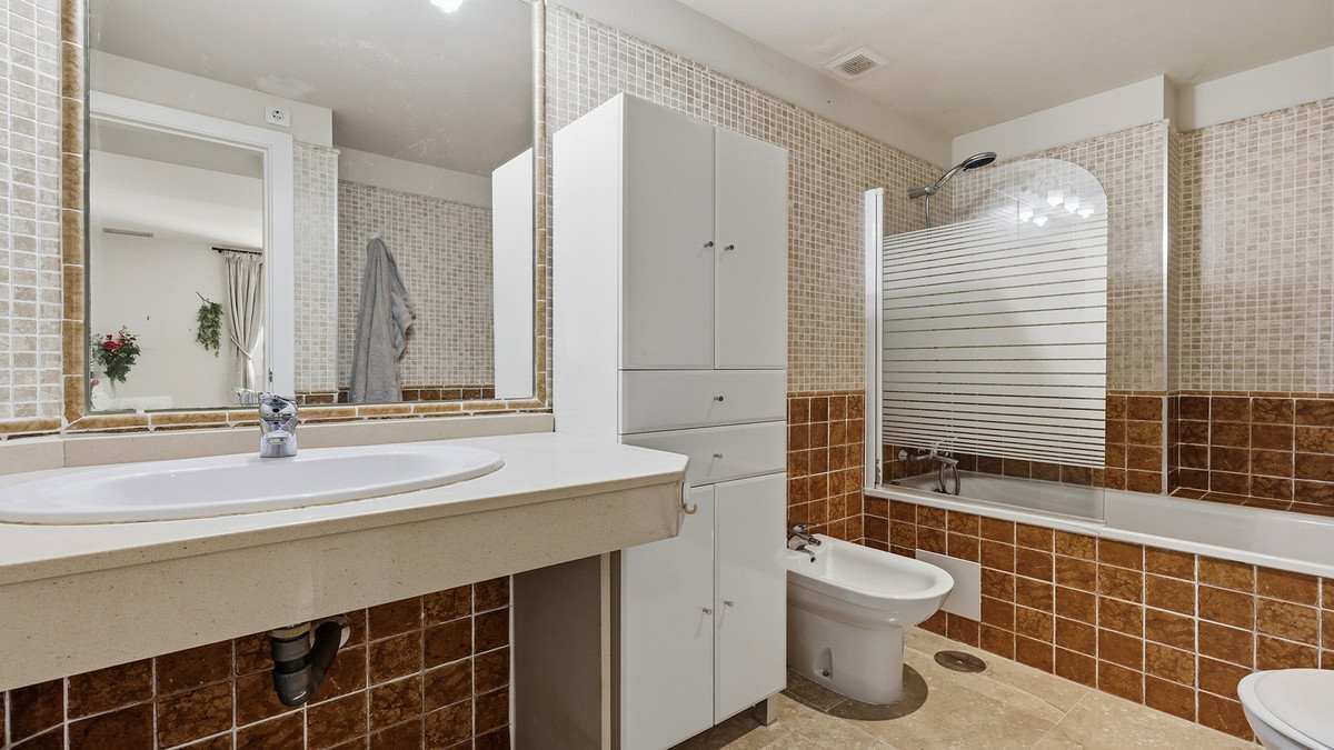 2 Bed Middle Floor Apartment in La Duquesa