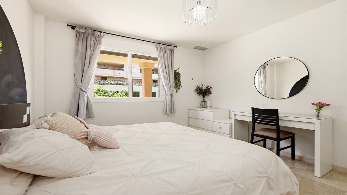 2 Bed Middle Floor Apartment in La Duquesa