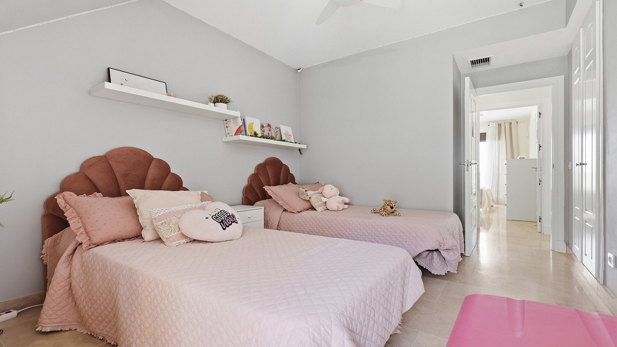 2 Bed Penthouse in La Duquesa