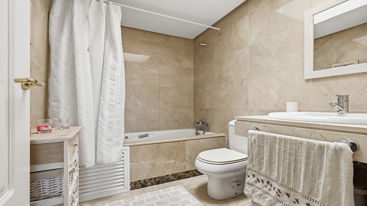 2 Bed Penthouse in La Duquesa