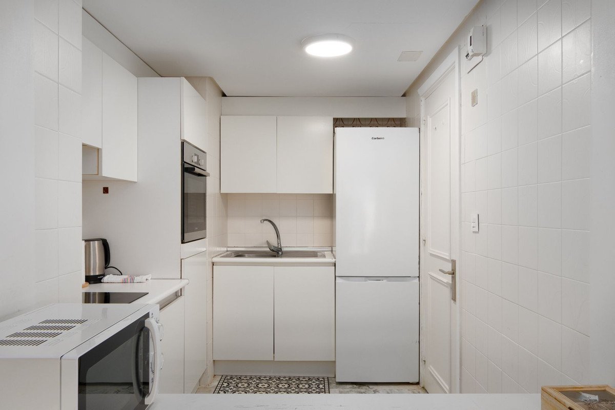 1 Bed Middle Floor Apartment in The Golden Mile