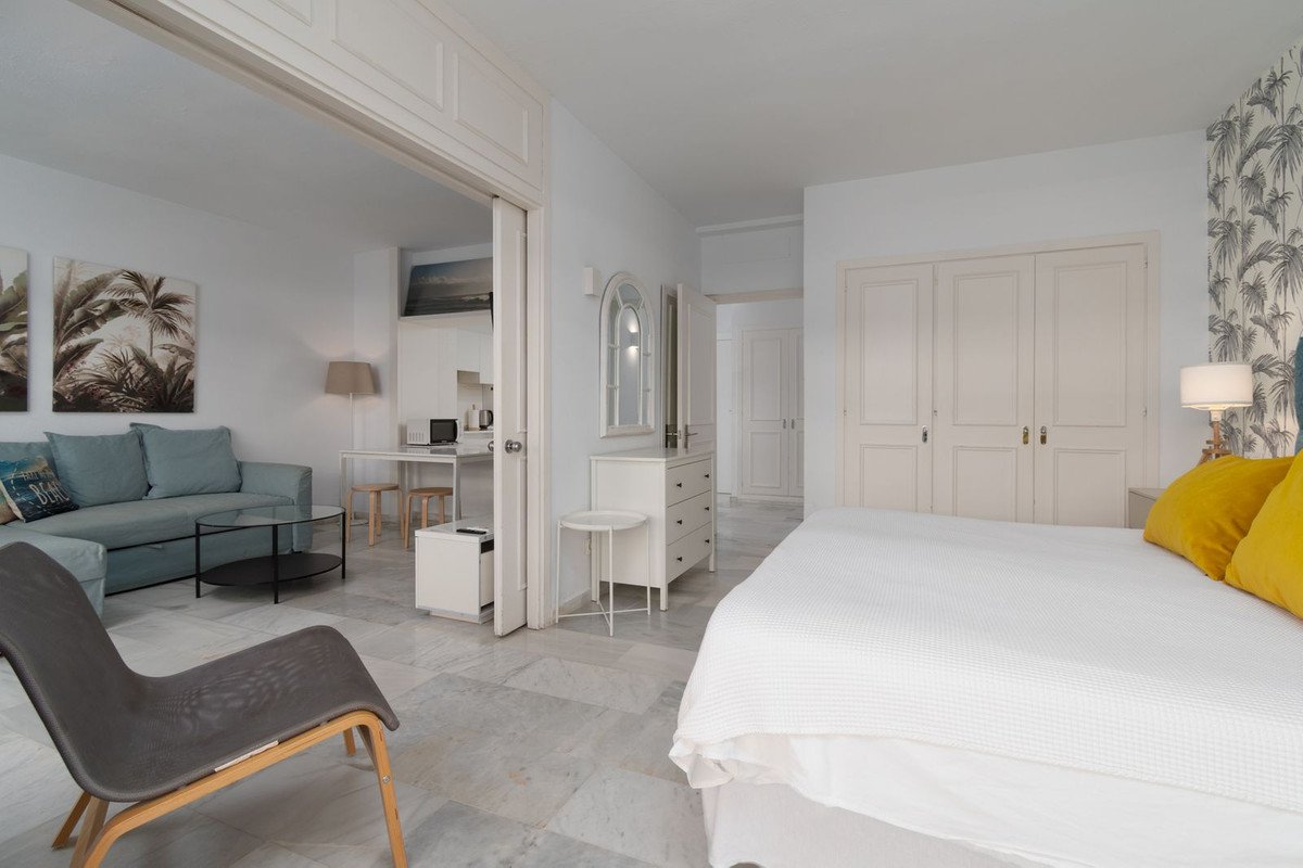 1 Bed Middle Floor Apartment in The Golden Mile