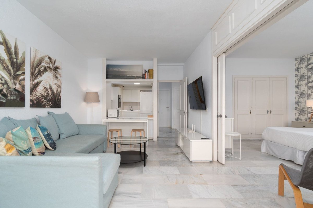 1 Bed Middle Floor Apartment in The Golden Mile