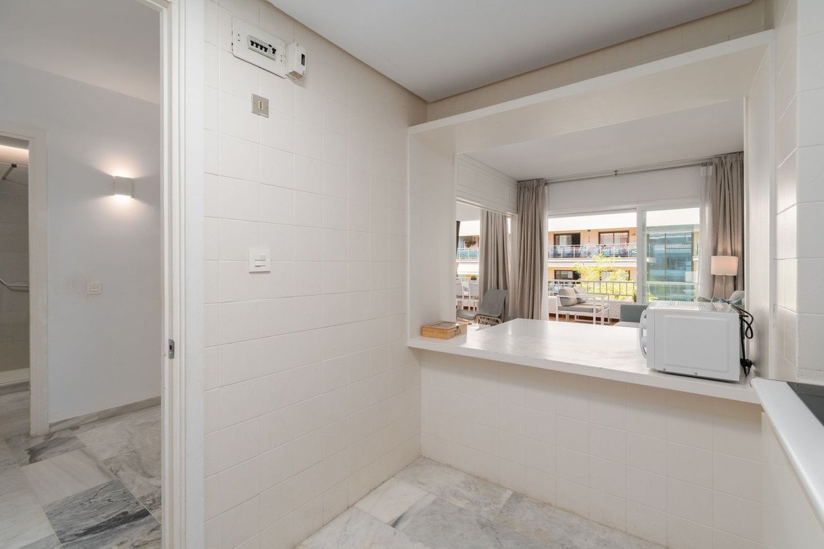 1 Bed Middle Floor Apartment in The Golden Mile