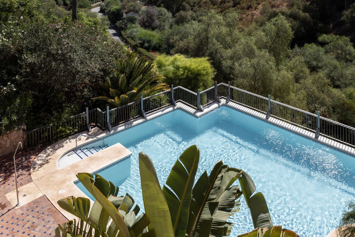2 Bed Middle Floor Apartment in Benahavís