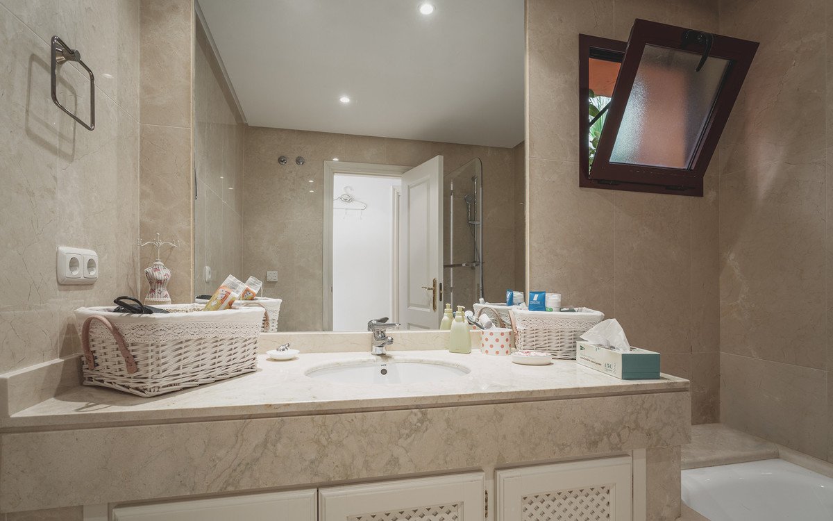 2 Bed Middle Floor Apartment in Benahavís