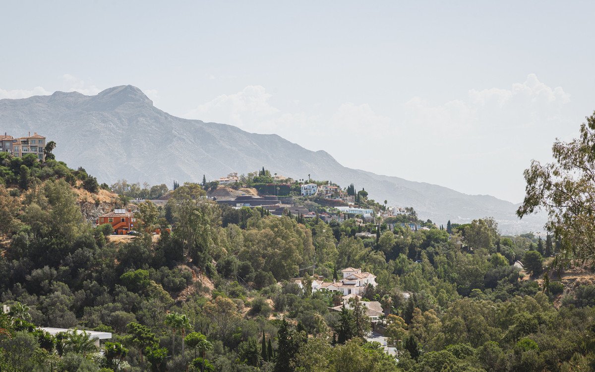 2 Bed Middle Floor Apartment in Benahavís