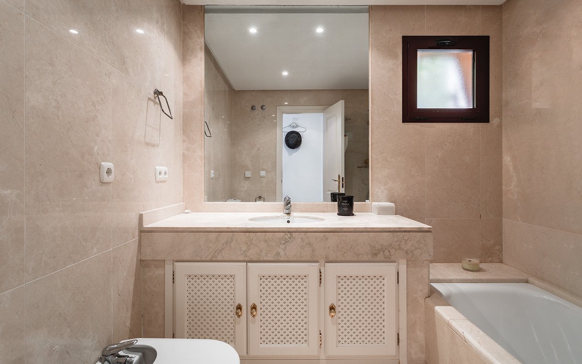 2 Bed Middle Floor Apartment in Benahavís