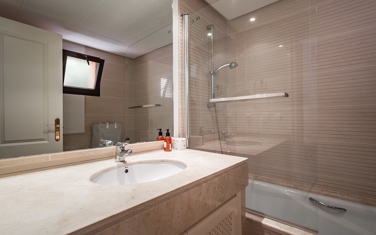 2 Bed Middle Floor Apartment in Benahavís