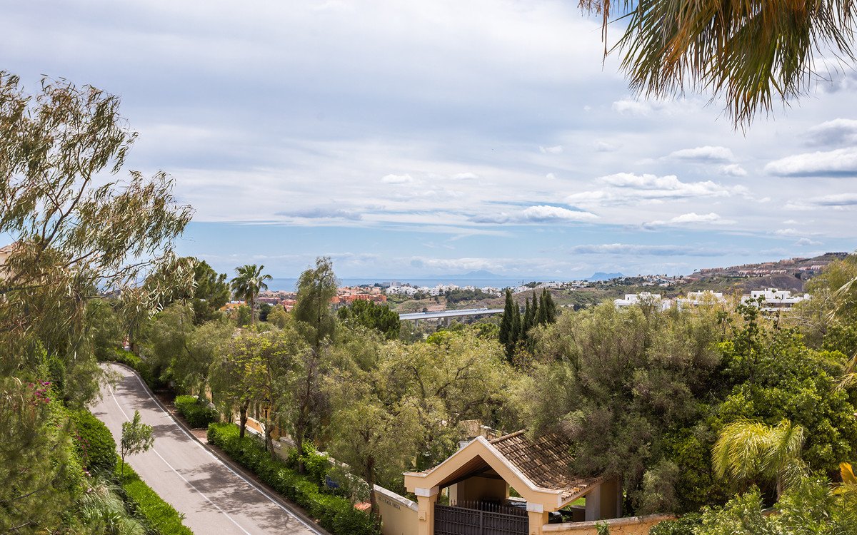 2 Bed Middle Floor Apartment in Benahavís