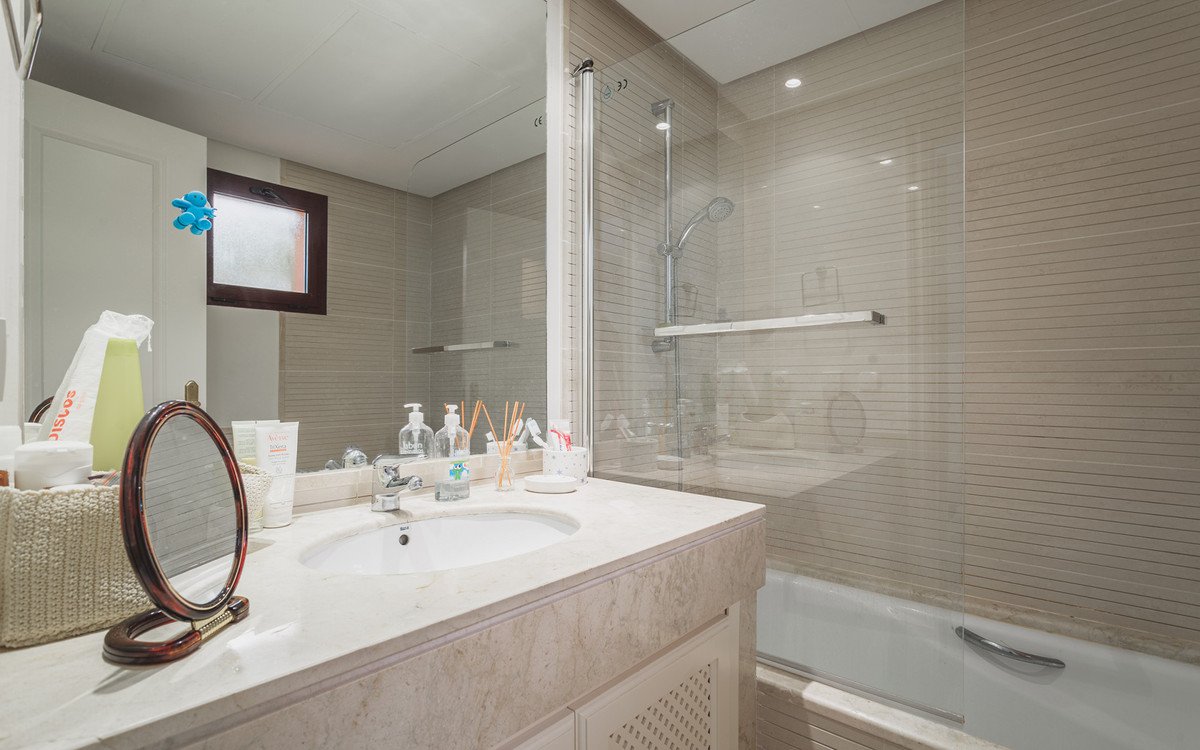 2 Bed Middle Floor Apartment in Benahavís