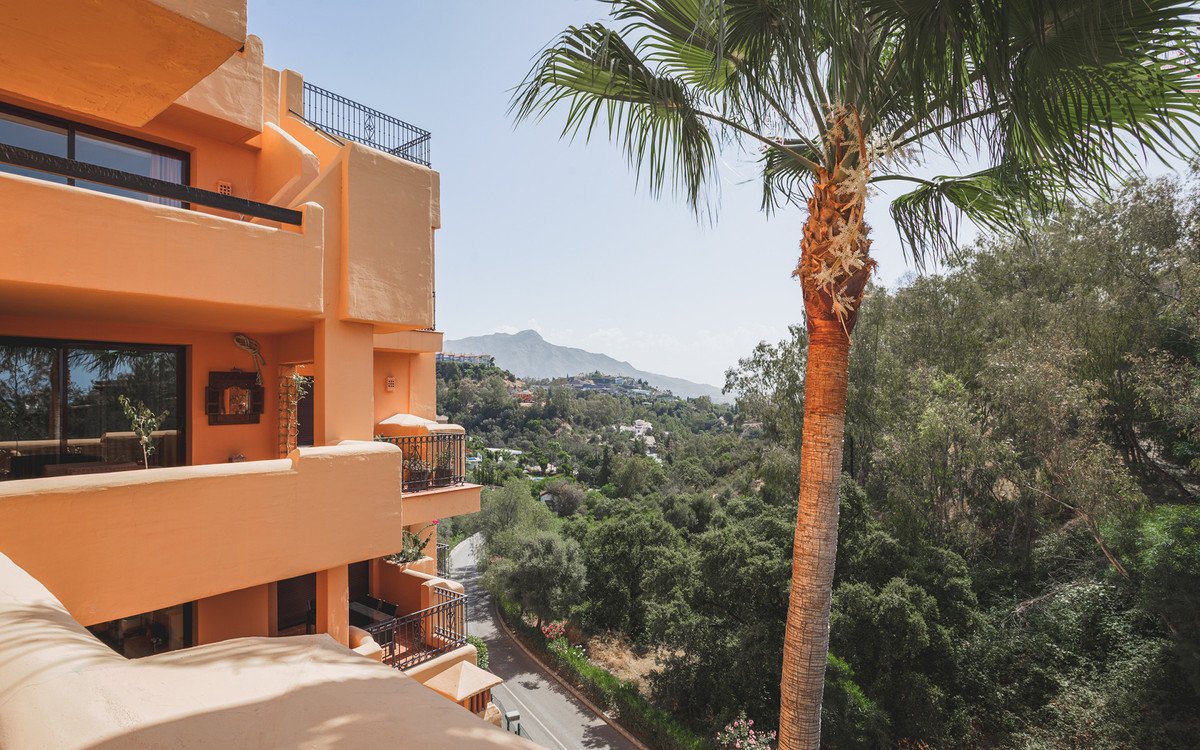 2 Bed Middle Floor Apartment in Benahavís