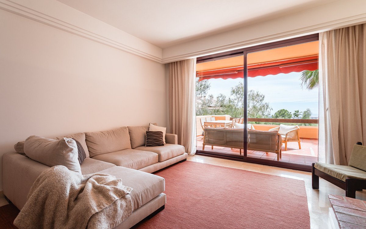 2 Bed Middle Floor Apartment in Benahavís