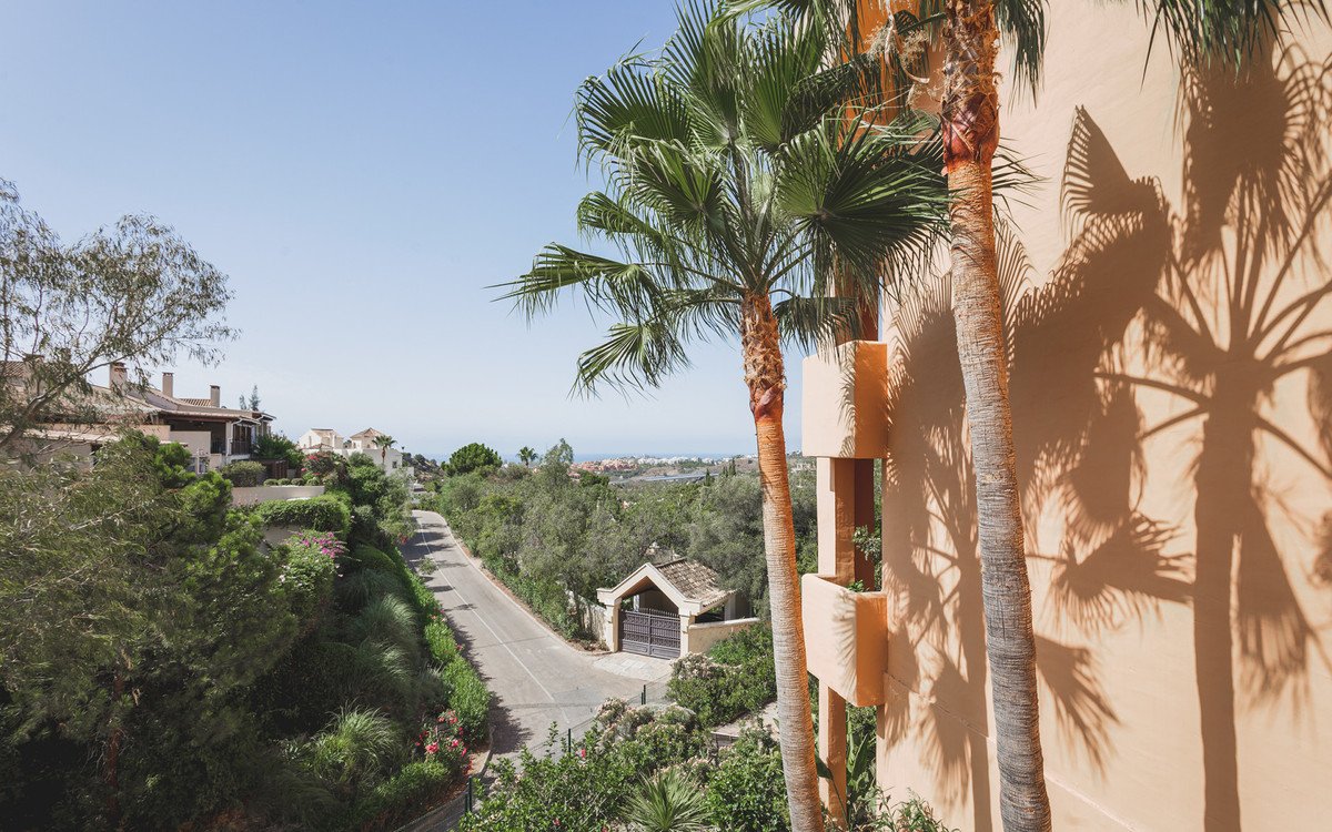 2 Bed Middle Floor Apartment in Benahavís