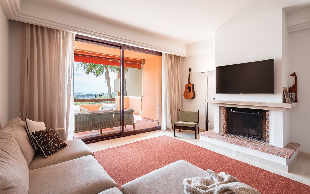 2 Bed Middle Floor Apartment in Benahavís
