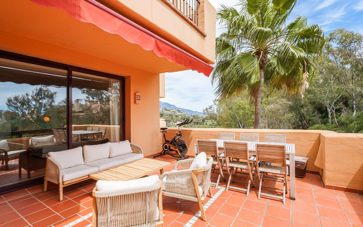2 Bed Middle Floor Apartment in Benahavís