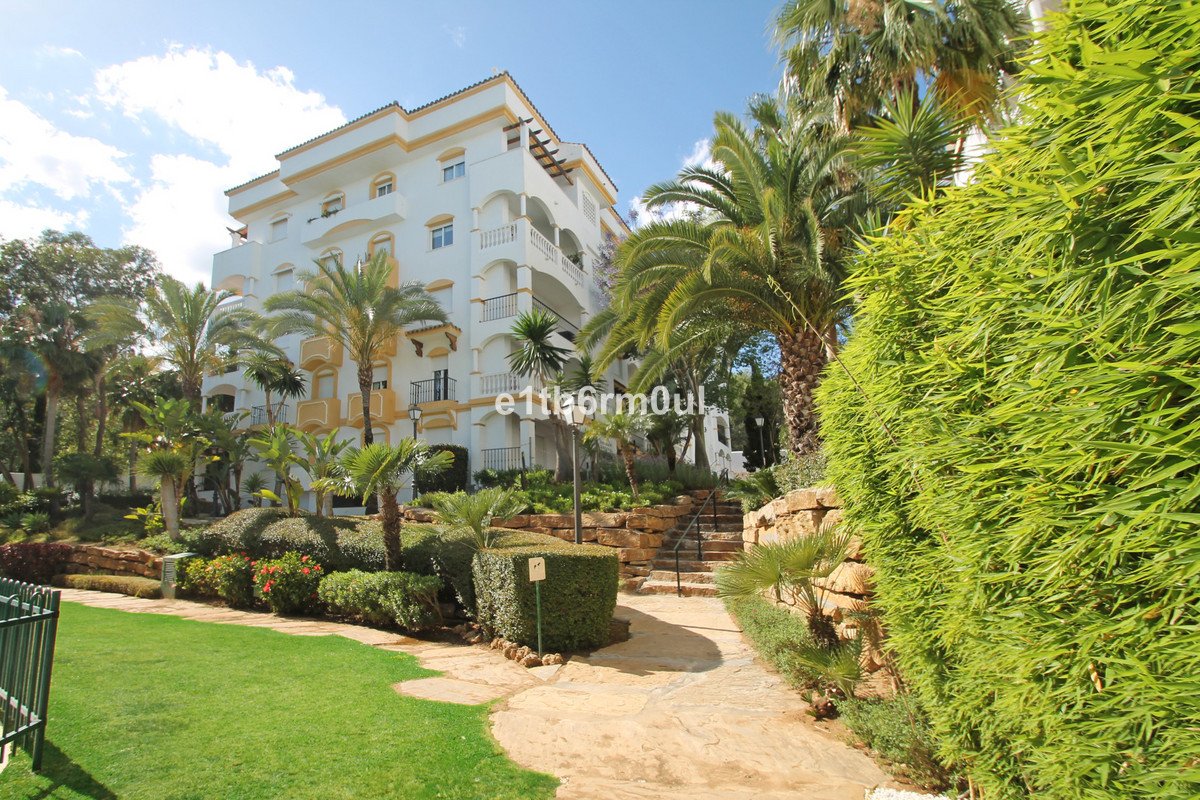 3 Bed Middle Floor Apartment in The Golden Mile