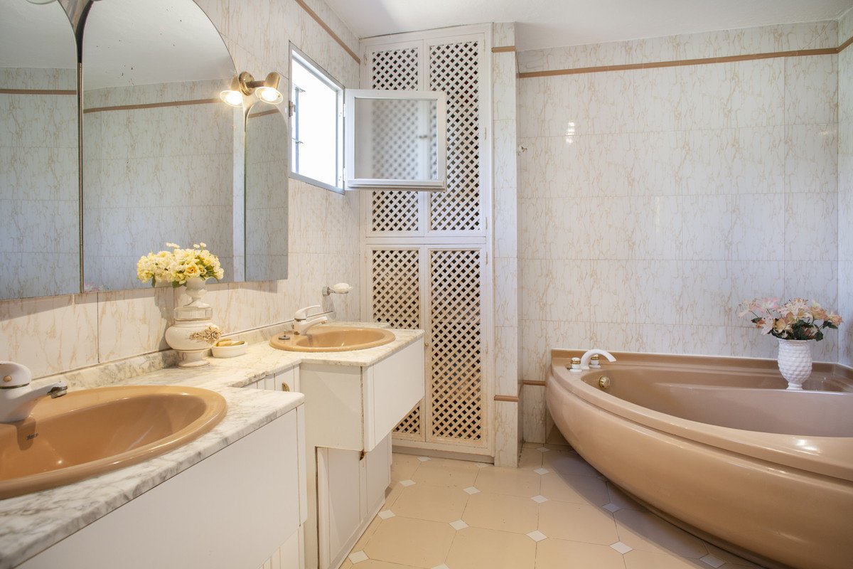 4 Bed Detached Villa in Guadalmina Baja