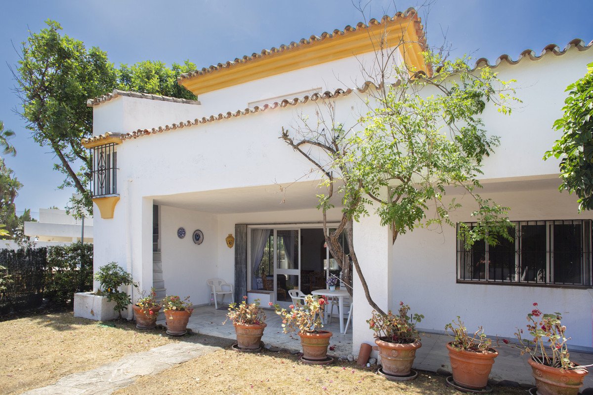 4 Bed Detached Villa in Guadalmina Baja