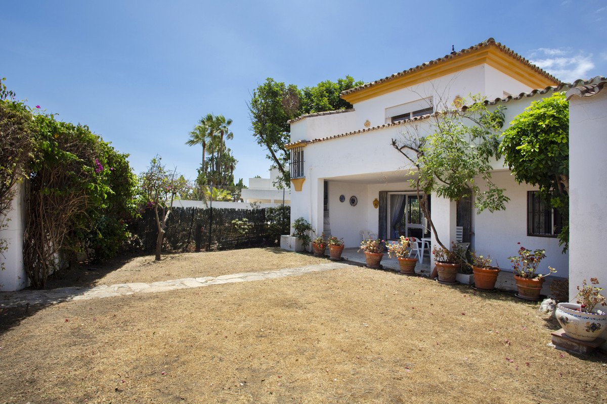 4 Bed Detached Villa in Guadalmina Baja