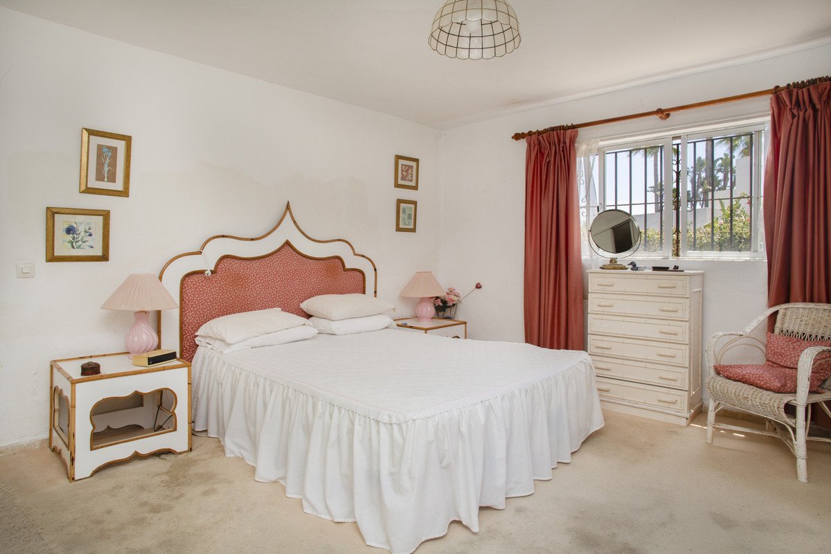 4 Bed Detached Villa in Guadalmina Baja