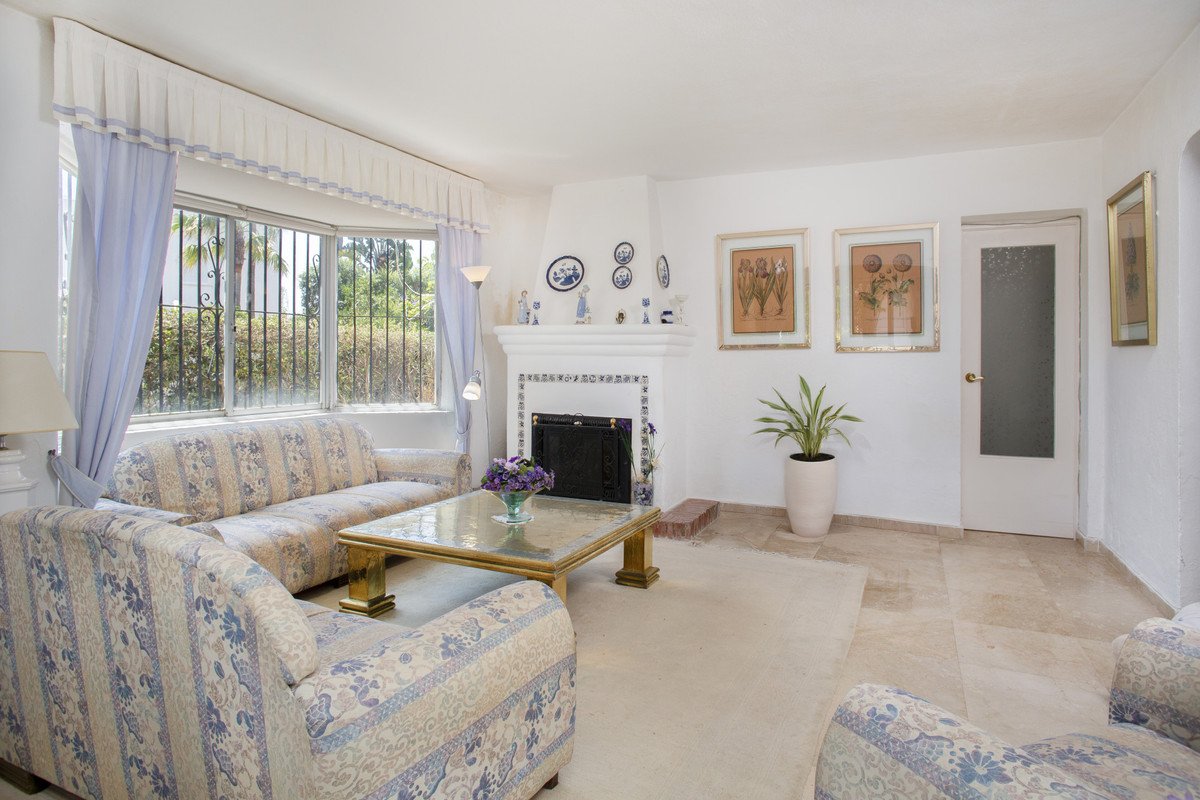 4 Bed Detached Villa in Guadalmina Baja
