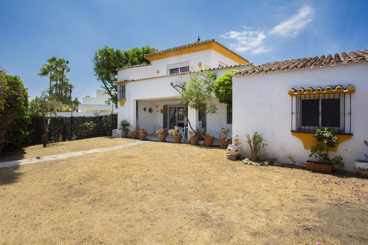 4 Bed Detached Villa in Guadalmina Baja
