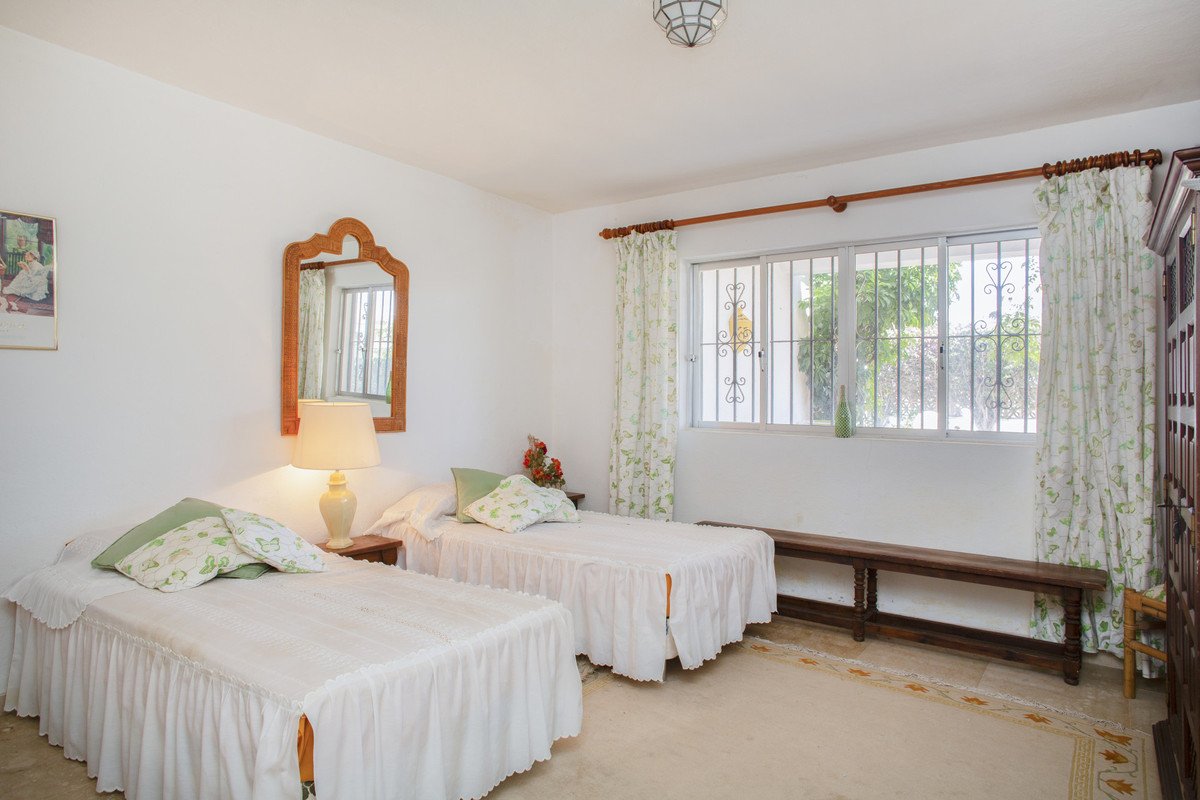 4 Bed Detached Villa in Guadalmina Baja