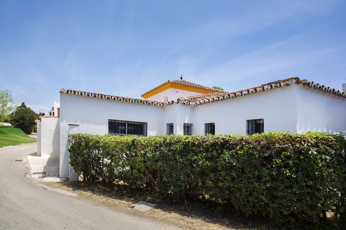 4 Bed Detached Villa in Guadalmina Baja