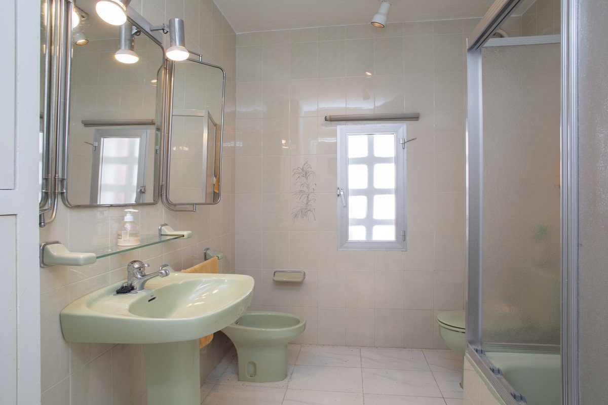 4 Bed Detached Villa in Guadalmina Baja