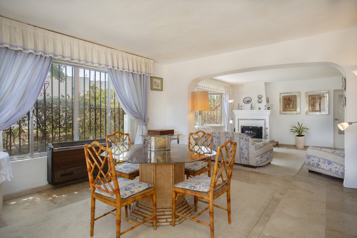 4 Bed Detached Villa in Guadalmina Baja