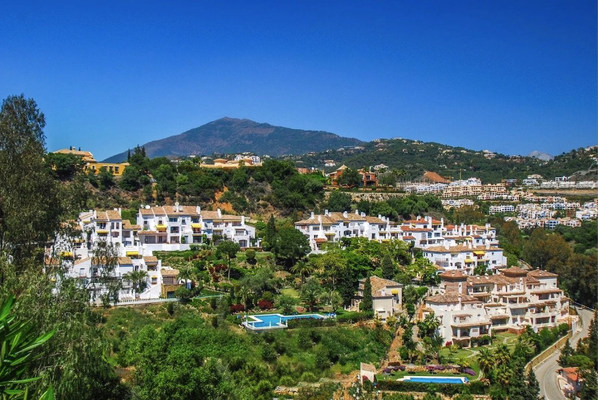 2 Bed Penthouse in Benahavís