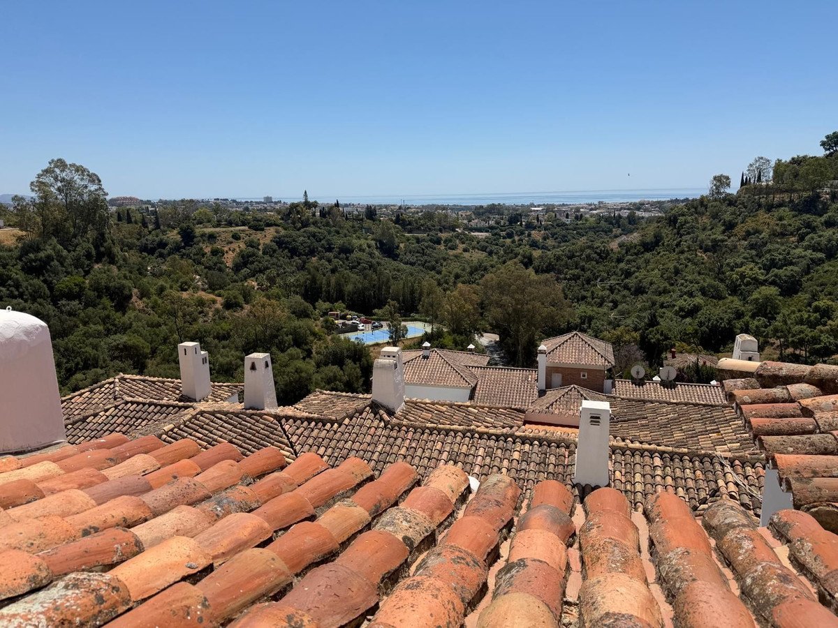 2 Bed Penthouse in Benahavís