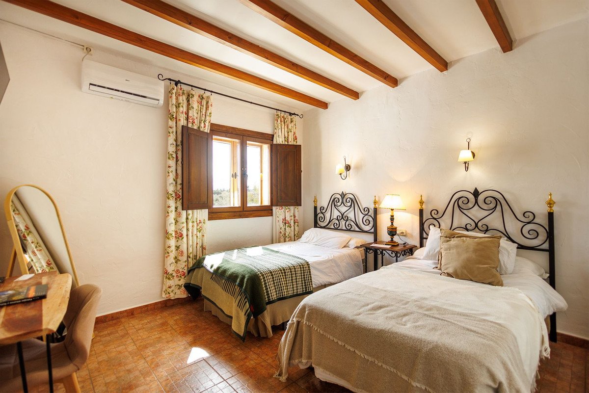 9 Bed Bed and Breakfast in Villanueva de Tapia