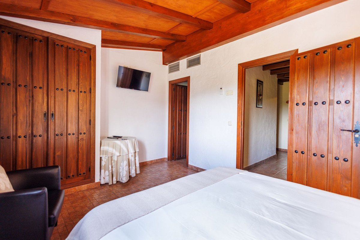 9 Bed Bed and Breakfast in Villanueva de Tapia