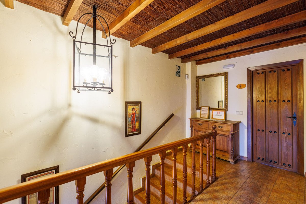9 Bed Bed and Breakfast in Villanueva de Tapia