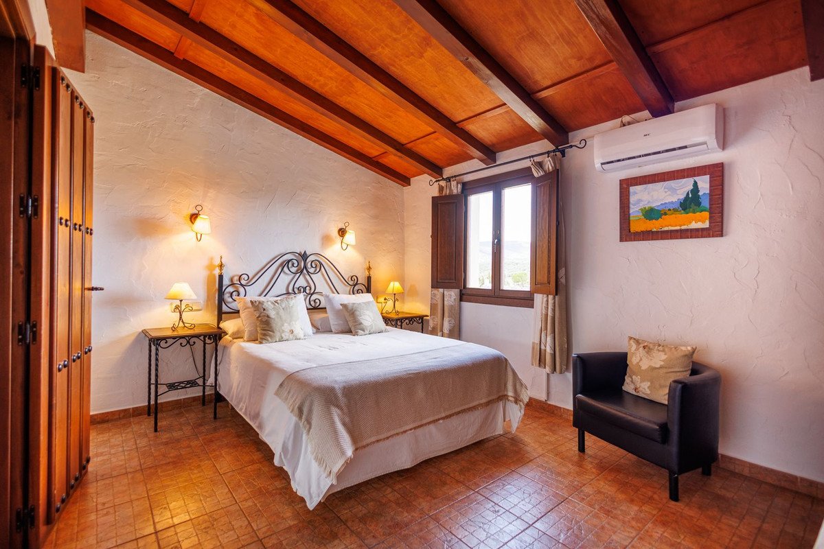 9 Bed Bed and Breakfast in Villanueva de Tapia