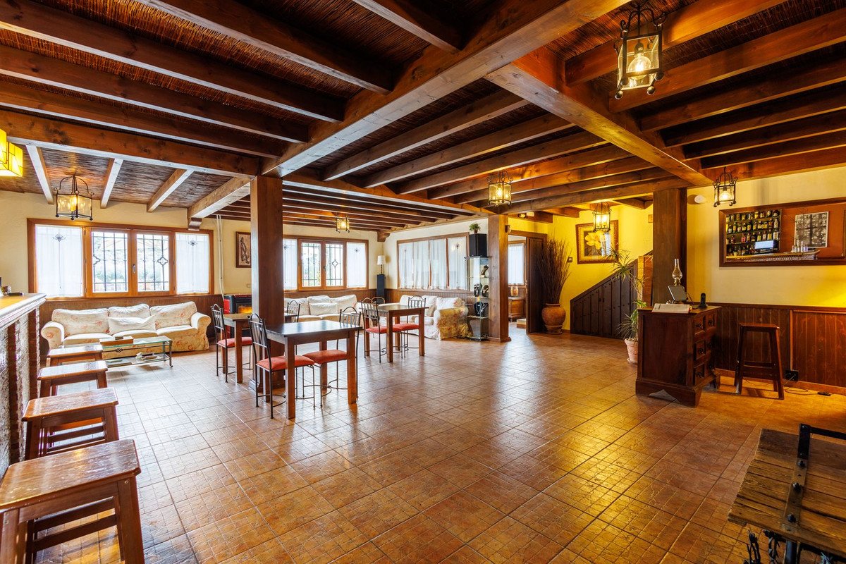 9 Bed Bed and Breakfast in Villanueva de Tapia