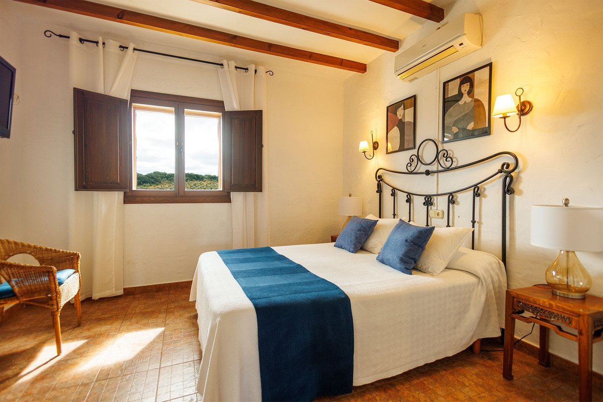 9 Bed Bed and Breakfast in Villanueva de Tapia