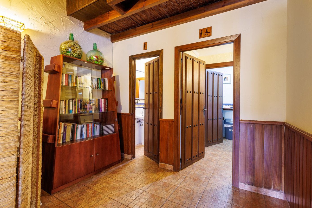 9 Bed Bed and Breakfast in Villanueva de Tapia