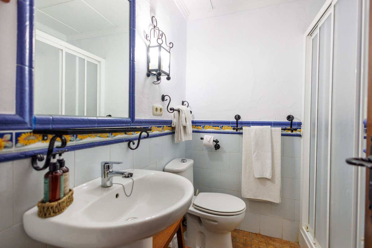 9 Bed Bed and Breakfast in Villanueva de Tapia