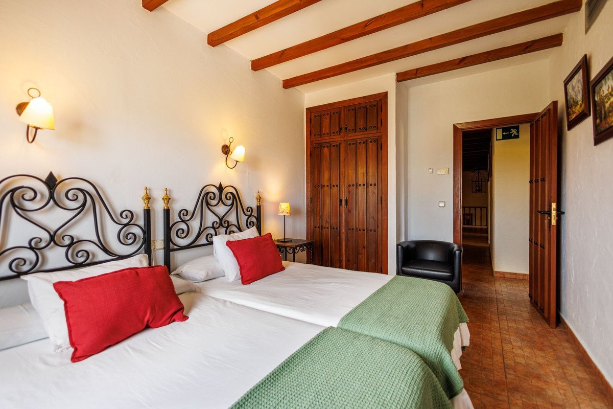 9 Bed Bed and Breakfast in Villanueva de Tapia