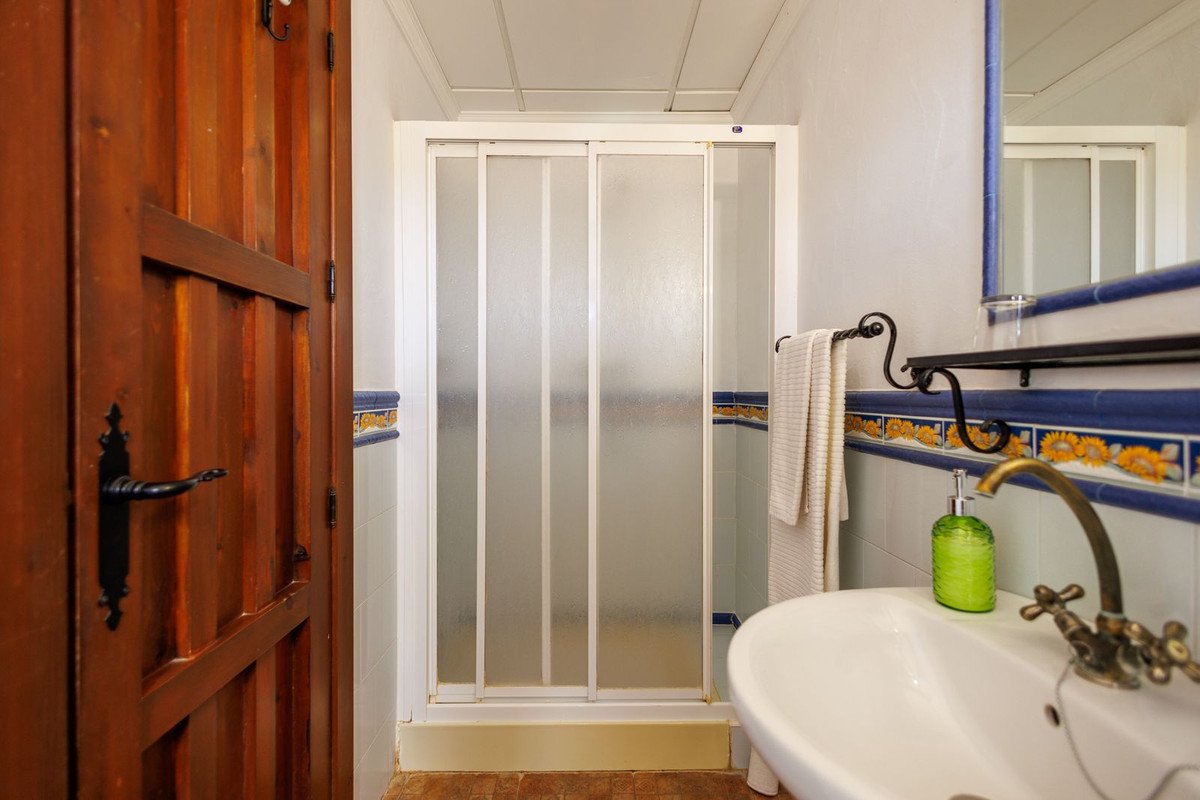 9 Bed Bed and Breakfast in Villanueva de Tapia